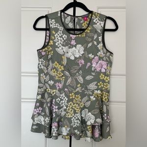 Vince Camuto sleeveless green floral peplum tiered top, size XS.